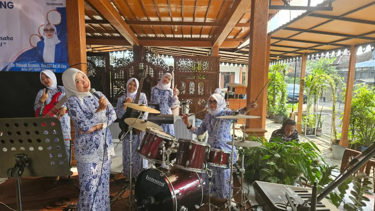 Penampilan IWAPI Band yang dipimpin langsung oleh Ketua DPC IWAPI Tulungagung periode 2023–2028, Triswati Sasmito.