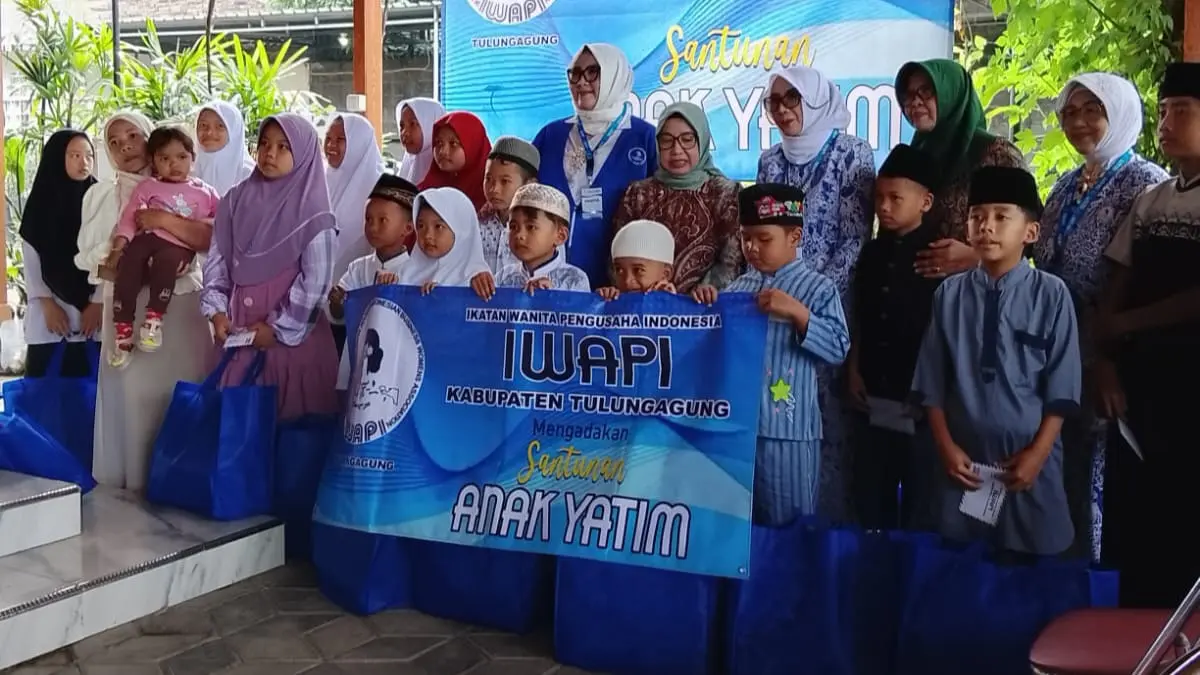 Penyerahan santunan kepada anak yatim saat Rakercab III Tahun 2026 DPC IWAPI Tulungagung.