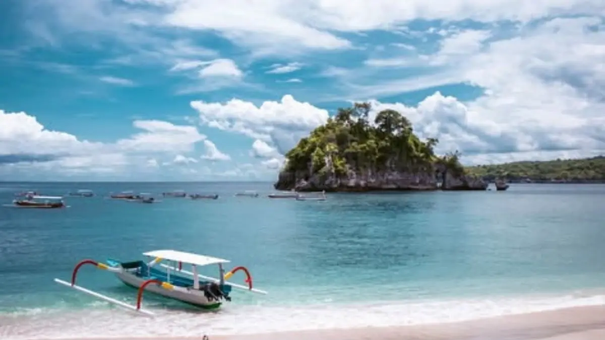 Rekomendasi tempat wisata di Jawa Timur paling favorit dan hits! Temukan pesona Bromo, fenomena Blue Fire Ijen, hingga Pulau Oksigen Gili Iang. Cek daftarnya di sini! (Pinterest)