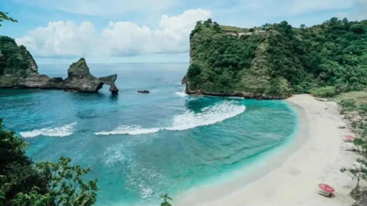 Rekomendasi wisata pantai di Malang paling populer dan hits! Nikmati pesona pasir putih, spot snorkeling Raja Ampat, hingga air terjun laut yang memukau. Cek daftarnya di sini! (Pinterest)