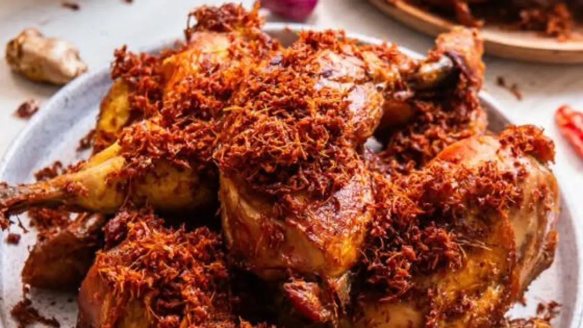 Resep ayam goreng lengkuas dengan bumbu meresap hingga ke dalam daging, lengkap tips membuat serundeng gurih dan renyah yang cocok untuk lauk rumahan maupun ide jualan.
