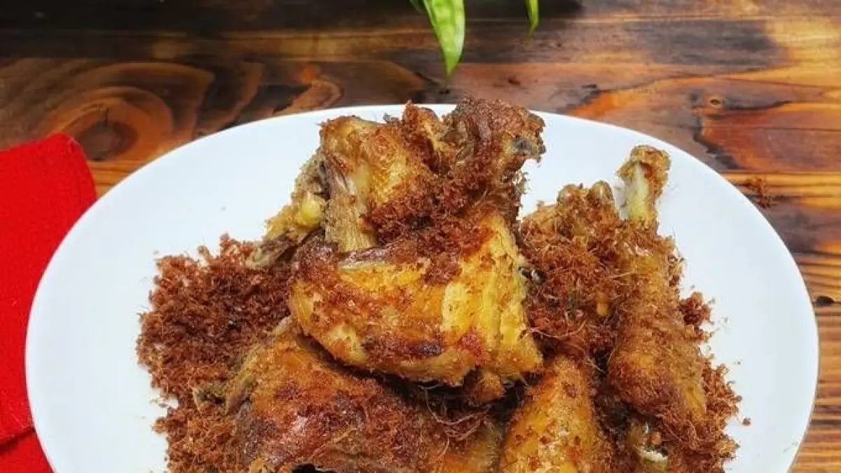 Resep ayam goreng lengkuas dengan bumbu rempah yang meresap sempurna, lengkap tips membuat serundeng renyah anti gosong, cocok untuk lauk keluarga maupun ide jualan.