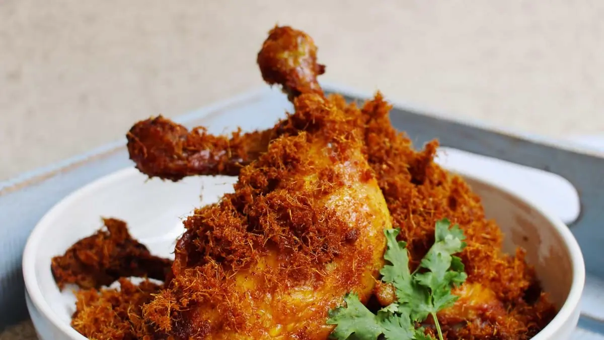 Resep ayam goreng lengkuas empuk dengan bumbu rempah meresap dan serundeng renyah tahan lama. Simak cara memasak serta tips agar hasilnya gurih dan tidak gosong.