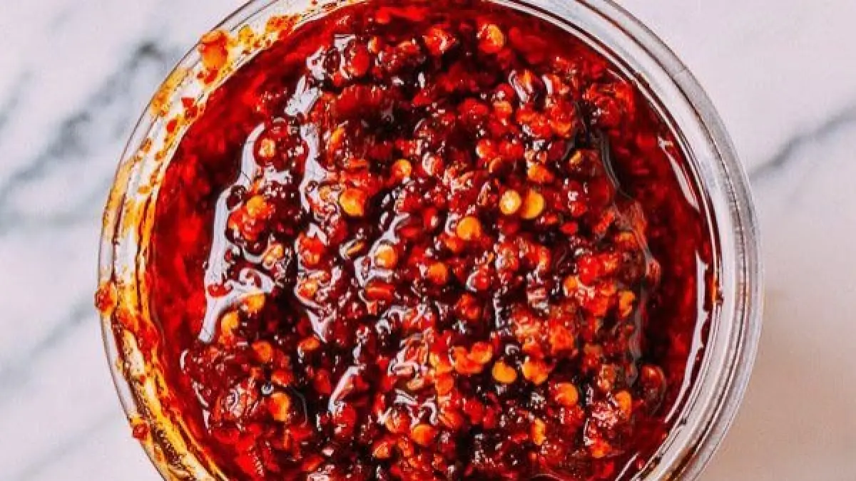 Resep chili oil dimsum viral menggunakan cabai kering, bawang putih, dan minyak jahe untuk menghasilkan sambal pedas gurih yang awet, cocok sebagai pelengkap dan ide jualan.