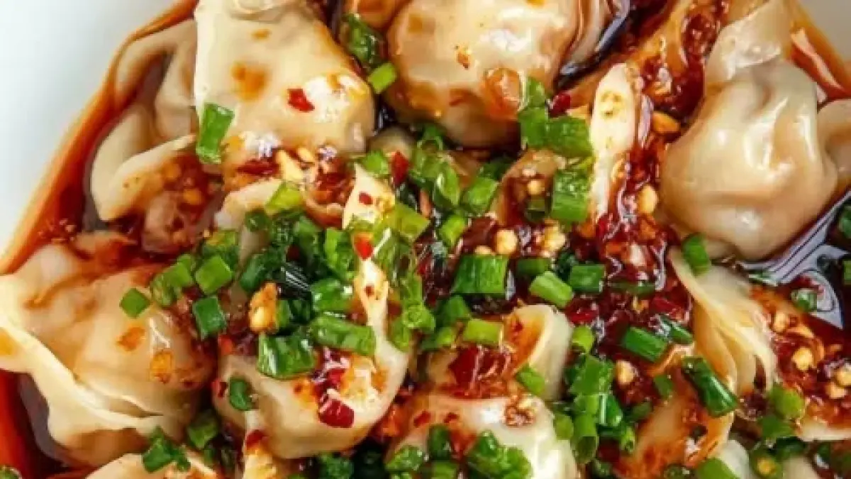 Resep chili oil wonton viral karena saus gurih pedas beraroma daun jeruk dan mudah dibuat. Cocok untuk ide jualan makanan kekinian dengan modal terjangkau.
