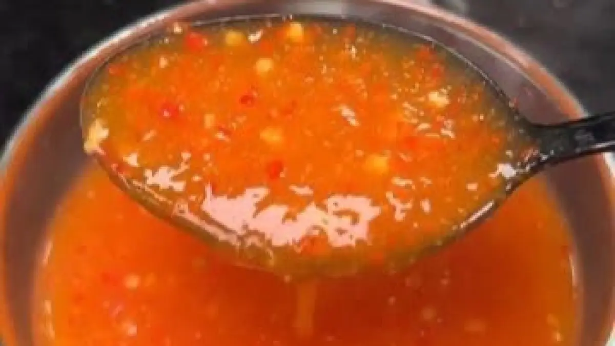 Resep sambal dimsum viral menghadirkan dua pilihan sambal, yakni sambal merah dan chili oil yang gurih pedas. Cocok untuk jualan siomay dan usaha kuliner rumahan.