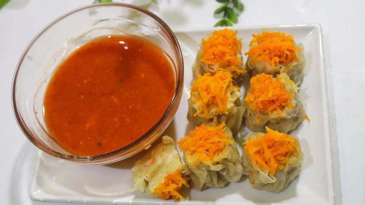 Resep sambal merah dimsum viral menghadirkan saus pedas halus ala restoran dan chili oil gurih yang mudah dibuat. Cocok untuk pelengkap siomay maupun ide jualan.