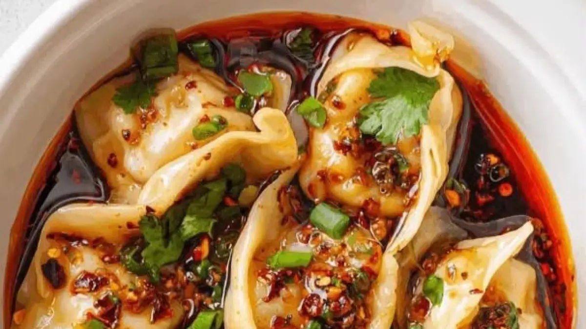 Resep wonton chili oil viral dengan saus gurih pedas beraroma daun jeruk. Mudah dibuat, cocok untuk ide jualan rumahan dengan harga jual Rp5.000 hingga Rp10.000 per porsi.