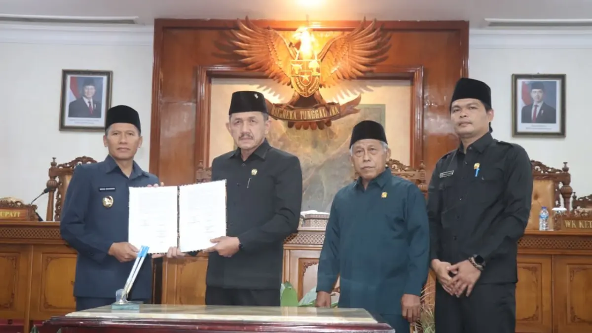 Plt Bupati 
Tulungagung 
Ahmad 
Baharudin 
bersama 
Ketua DPRD 
Tulungagung 
Marsono usai 
menandatangani 
Rapat Paripurna 
DPRD 
Tulungagung, 
Kamis (31/7). 
Agenda tersebut 
membahas 
persetujuan 
bersama 
sembilan raperda, 
kesepakatan 
KUA-PPAS 
Tahun Anggaran 
2027, serta 
penyampaian 
Rancangan 
Perubahan KUA-PPAS Tahun 
Anggaran 2026.