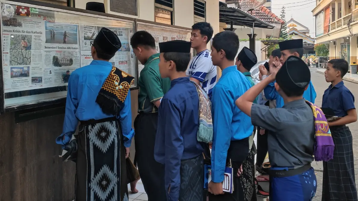 Minat baca santri Pondok Modern Darul Hikmah Tulungagung tetap tinggi. Koran Jawa Pos Radar Tulungagung menjadi sumber informasi utama di tengah pembatasan gadget.(DOK. M. DANDI RAMA WIJAYA)