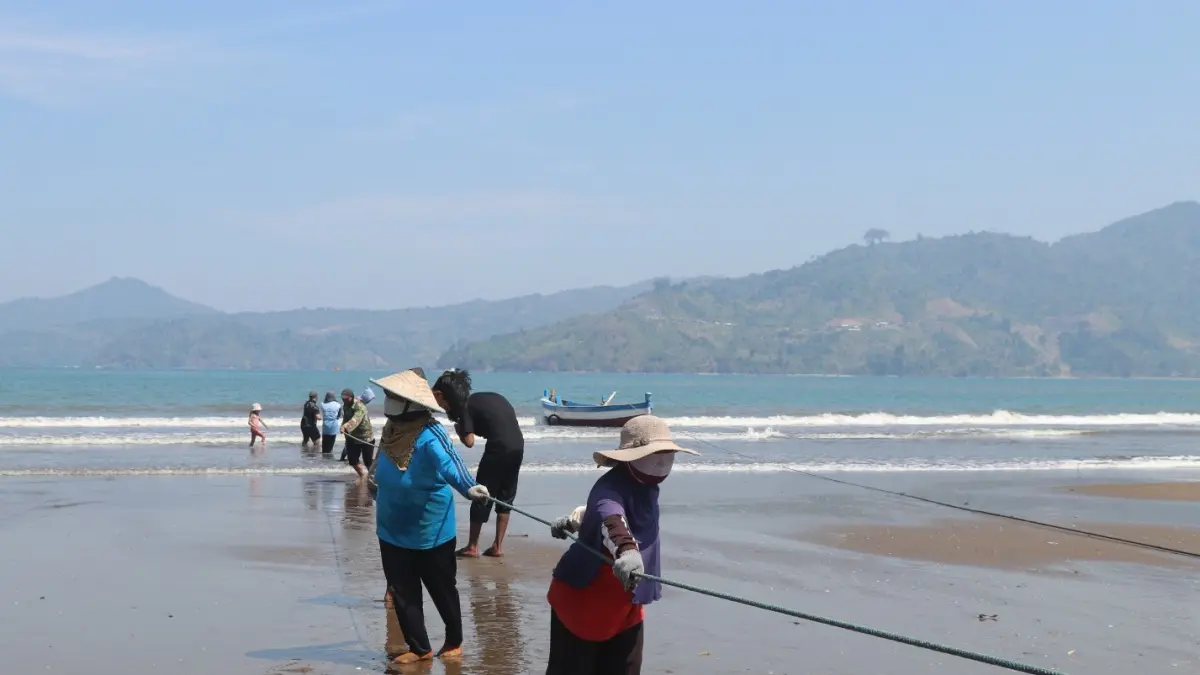 Nelayan Pantai Sidem masih mengandalkan jaring tarik sebagai cara tradisional menangkap ikan.(RAHIIQ AL BACHRI/RADAR TULUNGAGUNG)