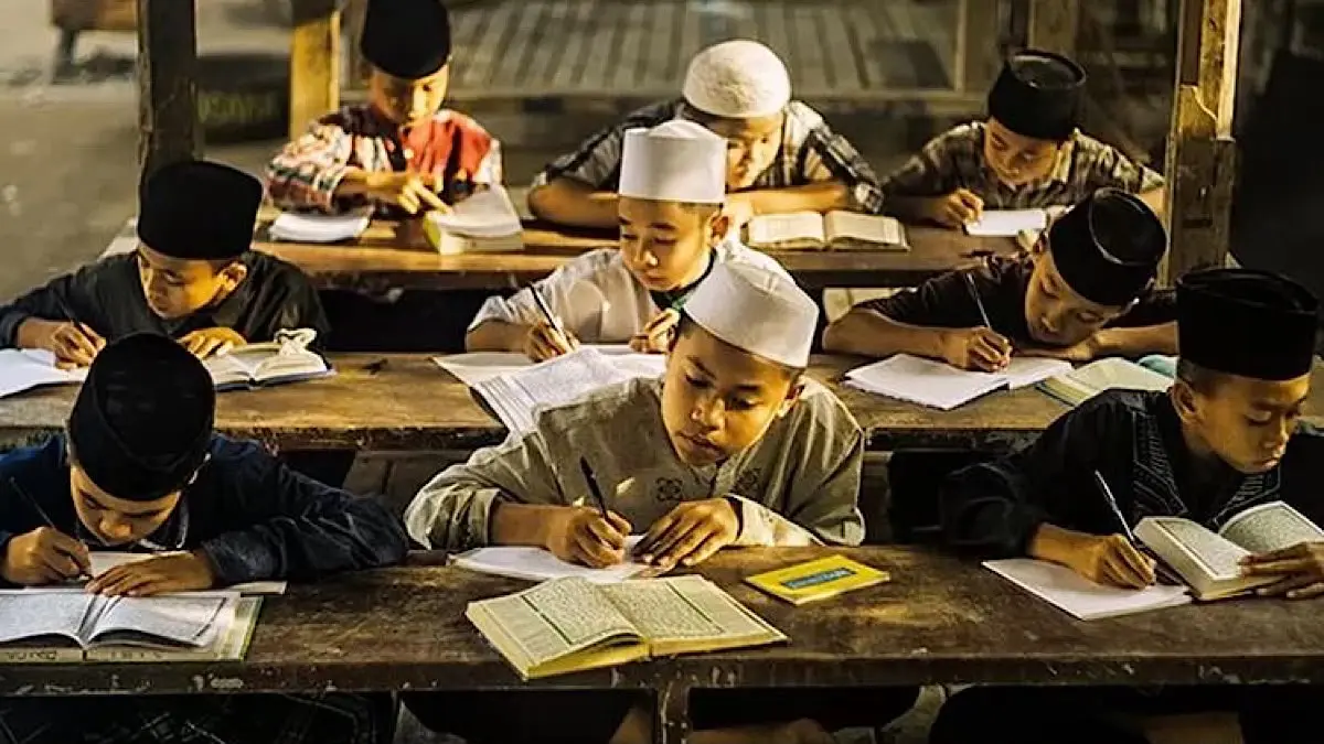 Beasiswa Santri dan Pengasuh Pesantren 2026 resmi diluncurkan Pemprov Jateng. Program ini menawarkan kuliah gratis S1, S2, hingga luar negeri dengan biaya penuh.(pinterest)