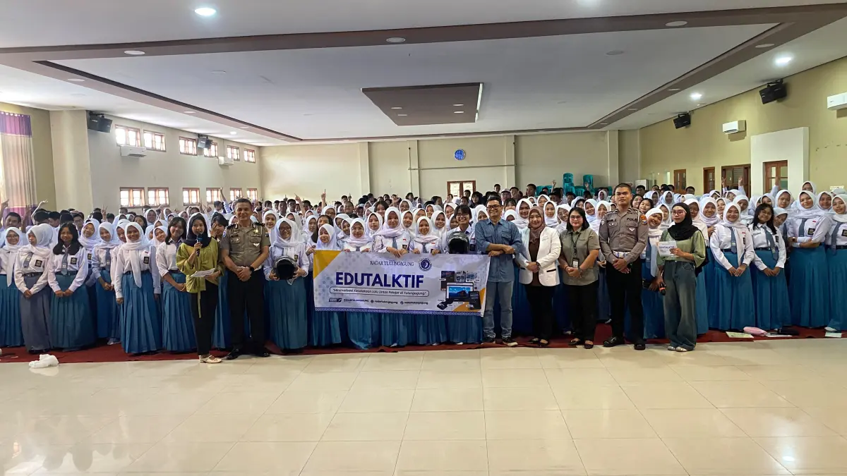 EduTalktif yang digelar Radar Tulungagung bersama Satlantas Polres Tulungagung memberikan pengetahuan tata cara berkendara yang 
baik dan benar di SMAN 1 Kedungwaru, Senin (3/8).(SANDY YUWANA/RATU)