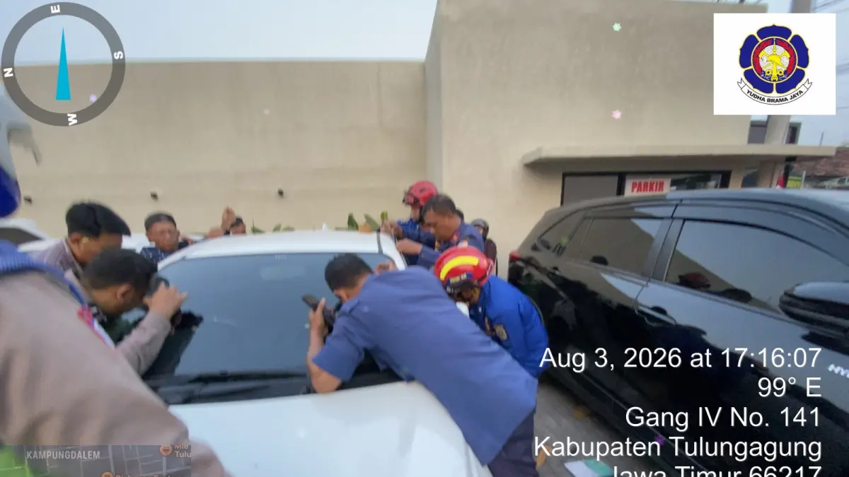 Kejadian balita terkunci di dalam mobil kembali terjadi di Tulungagung. Damkar mengingatkan orang tua agar tidak lengah terhadap fitur penguncian otomatis kendaraan. (DAMKAR TULUNGAGUNG)