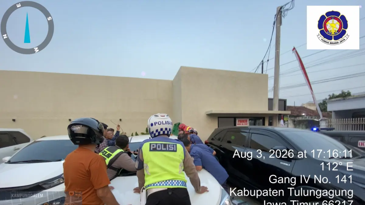 Petugas Damkar Tulungagung melakukan proses evakuasi balita yang terjebak di dalam mobil. (DAMKAR TULUNGAGUNG)