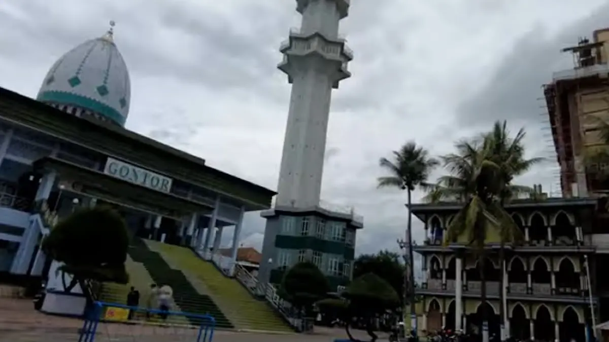 Pondok Modern Gontor Ponorogo memiliki aula baru berukuran besar, penanda usia 100 tahun, dan lingkungan pesantren yang semakin tertata. Simak suasana terbarunya.(SC Youtube)