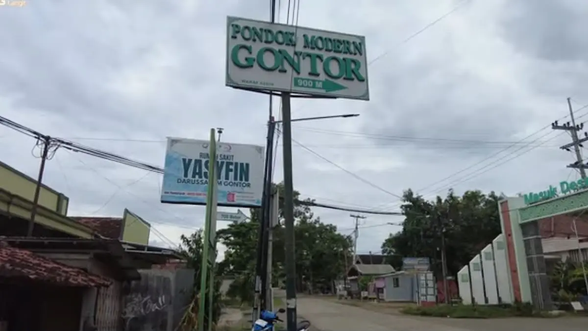 Pondok Modern Gontor Ponorogo memiliki kawasan luas dengan masjid ikonik, gedung laboratorium, lapangan olahraga, hingga persiapan acara santri yang menarik perhatian.(SC Youtube)