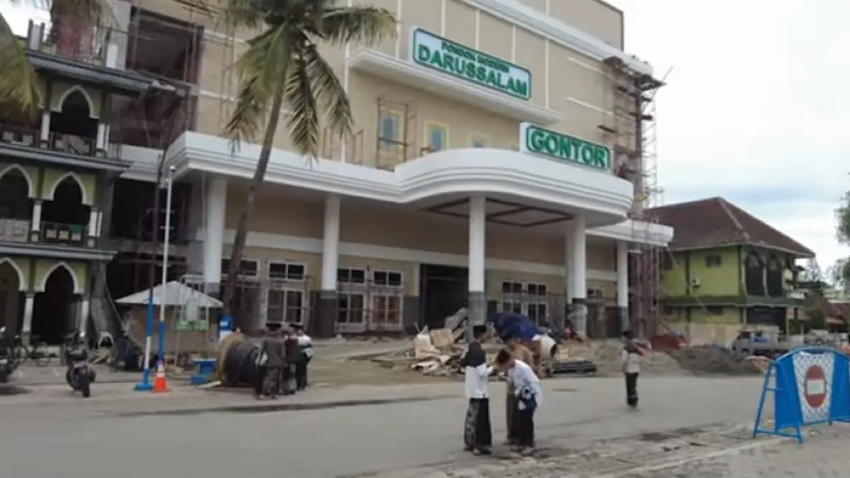 Pondok Modern Gontor Ponorogo tampil makin megah dengan gedung baru, suasana santri yang disiplin, serta penanda usia 100 tahun yang menjadi sorotan pengunjung.(pinterest)