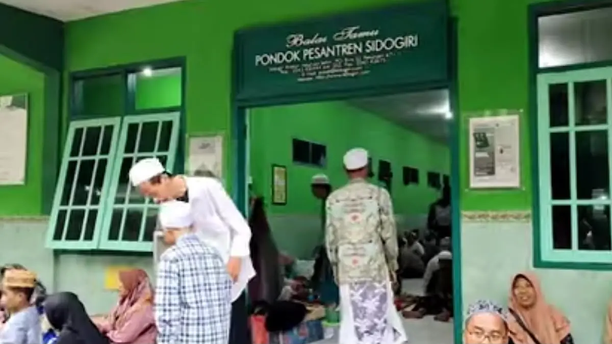 Pondok Pesantren Sidogiri Banat 1 di Pasuruan memadukan pendidikan agama dan ilmu umum untuk mencetak generasi muslimah berprestasi, berakhlak, dan berintegritas.(SC Youtube)