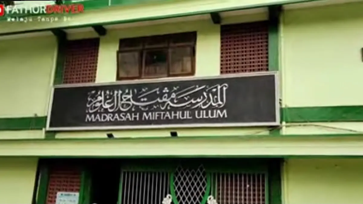 Pondok Pesantren Sidogiri Banat 1 menggabungkan pendidikan agama dan sekolah formal untuk mencetak muslimah berprestasi, berakhlak mulia, dan siap menghadapi era global.(SC Youtube)