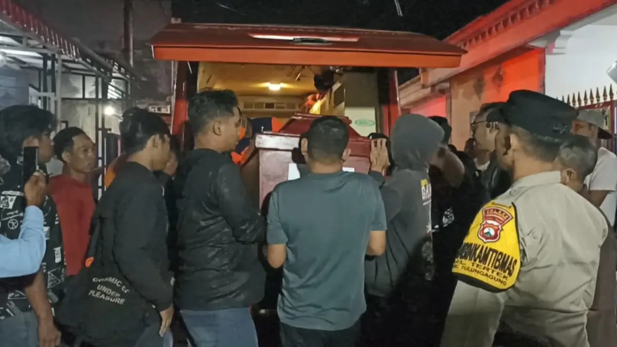 Rekan korban mengaku sempat menunggu jadwal pelayaran selama sepekan sebelum perjalanan berakhir menjadi tragedi kebakaran KMP Mutiara Sentosa II.(RIZKI ARYANTO)