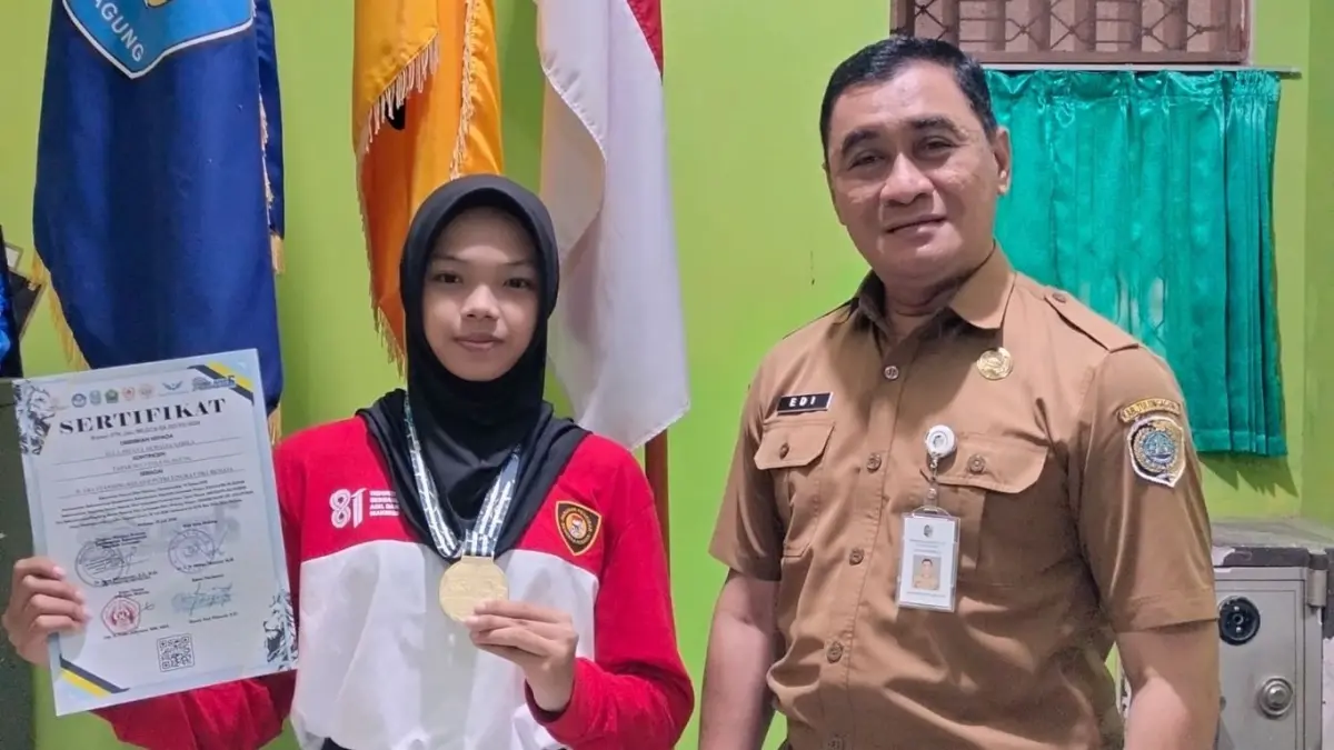 Sabet emas di Malang Championship 6, Aula Ziyana Akmalia N, siswi SMPN 2 Bandung, berfoto bersama Kepala SMPN 2 Bandung, Edi Purwanto SPd MPd.(SMPN 2 BANDUNG UNTUK RADAR TULUNGAGUNG)