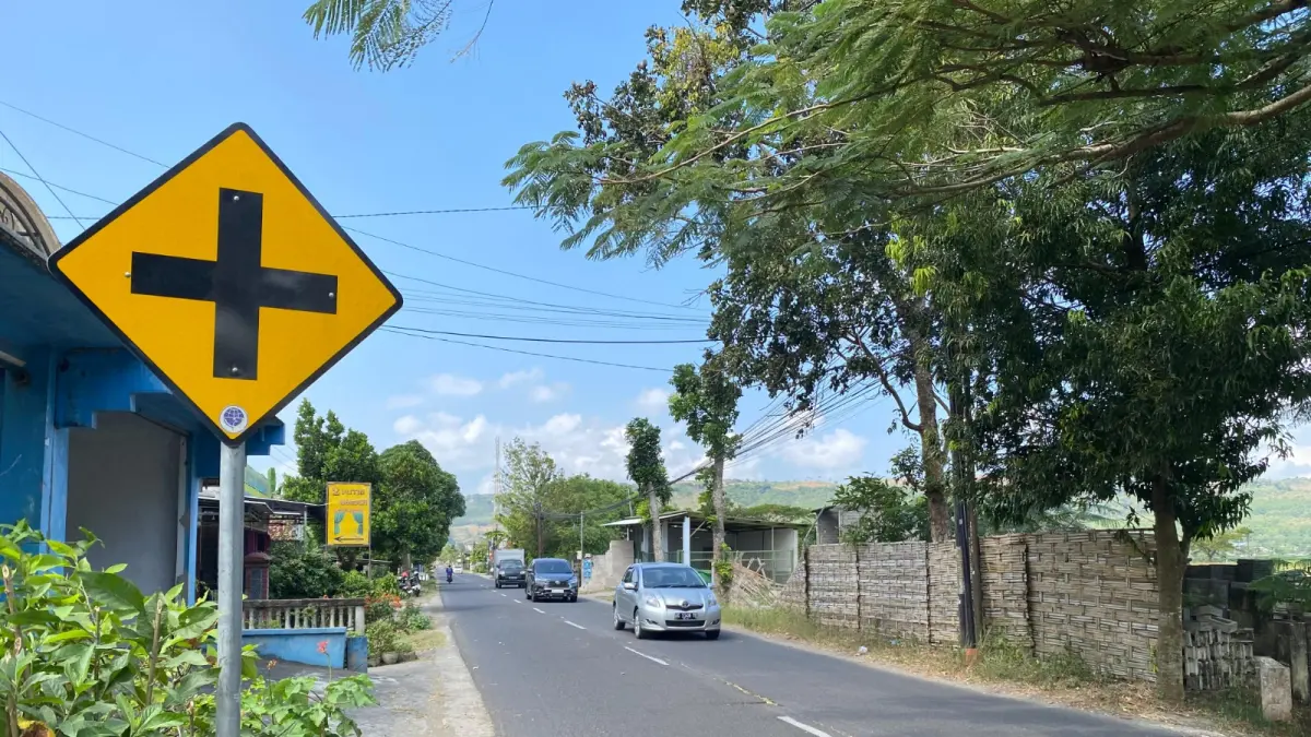 Beragam jenis kendaraan melintasi jalan alternatif Boyolangu-Bandung di Desa Ngebong, Kecamatan Pakel, Tulungagung, pada Juni lalu. Pada momen Agustusan ini masyarakat diperbolehkan menggelar kegiatan asalkan berkoordinasi dengan forkopimcam.(DR PERDANA/RADAR TULUNGAGUNG)