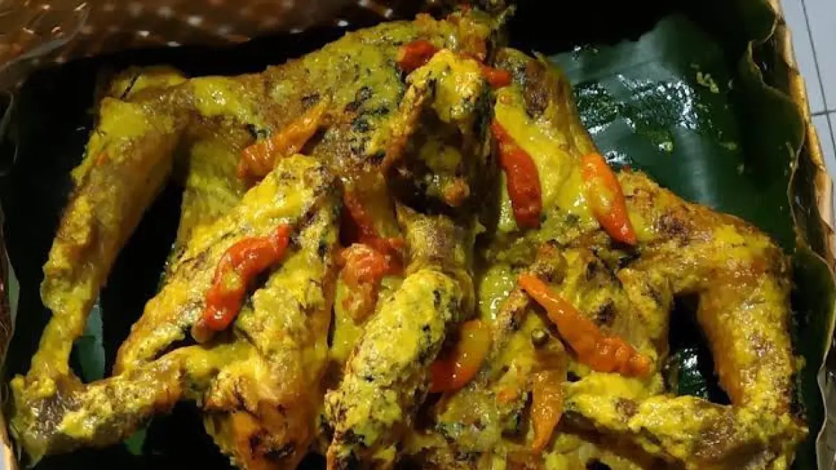 Nasi Lodho Tulungagung Bu Sri disebut legendaris sejak 2001. Harga mulai Rp7 ribu, buka pukul 05.30–12.00 dengan kuah pedas gurih.
