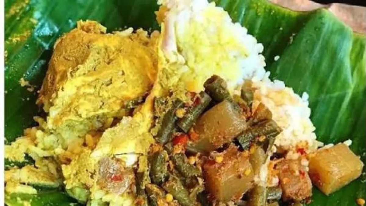 Nasi Lodho Tulungagung Bu Sri sudah berjualan sejak 2002. Harga mulai Rp7 ribu dengan ayam kampung, santan kental, dan lodeh pedas.