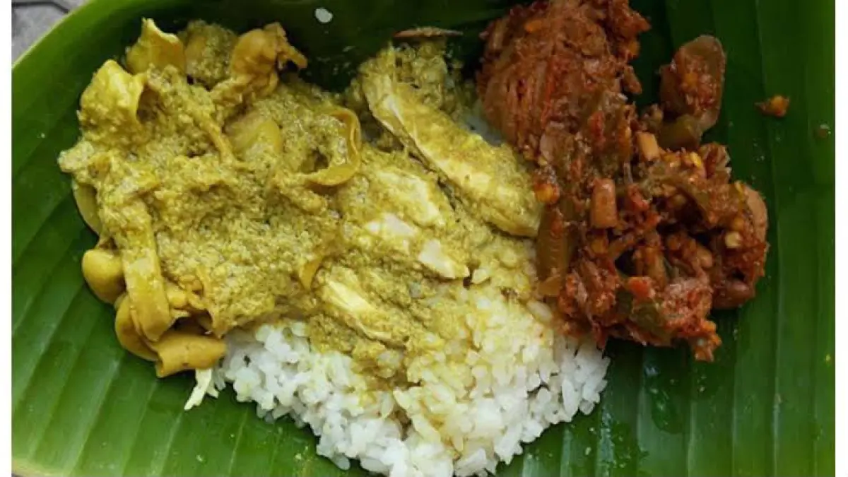 Nasi Lodho Tulungagung Bu Sri sudah jualan sejak 2000. Harganya mulai Rp8 ribu dengan ayam, sayur lodeh pedas, dan kuah santan.