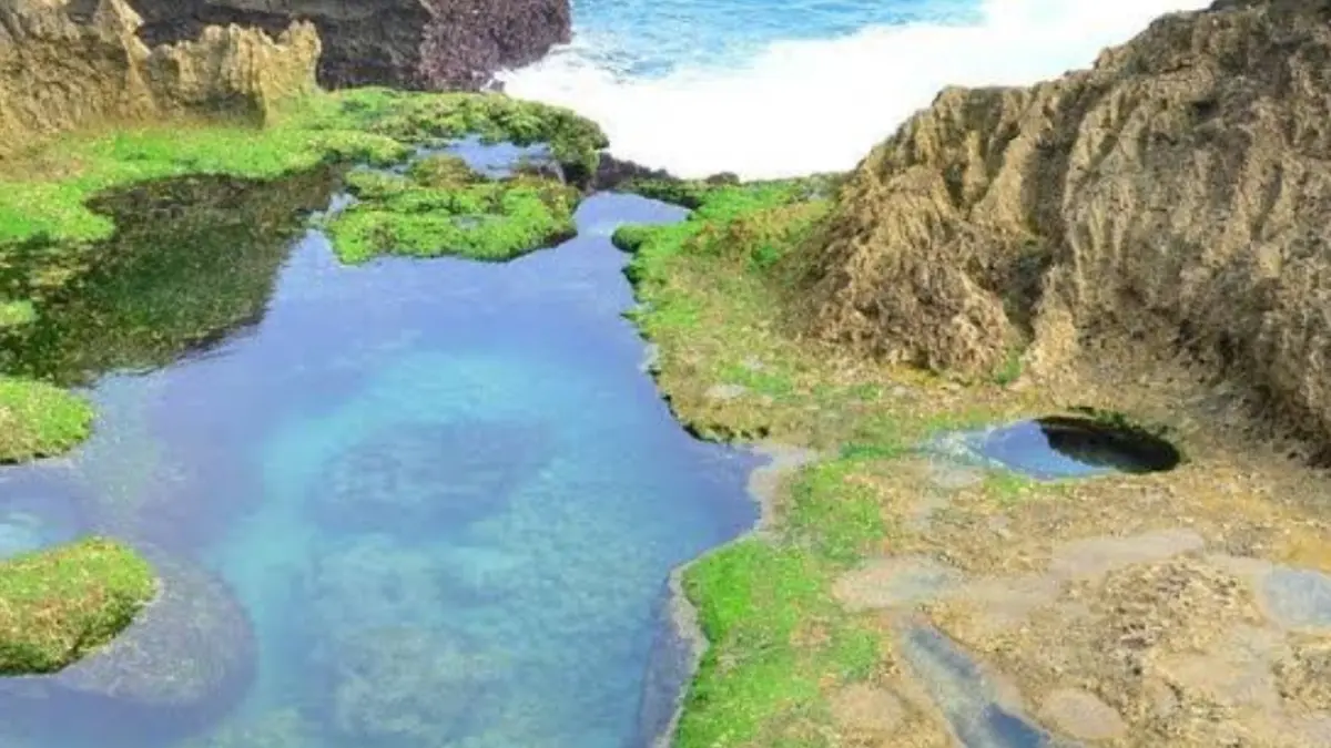 Pantai Kedung Tumpang Tulungagung punya laguna alami eksotis dengan air yang bisa tampak hijau tosca hingga biru gelap.