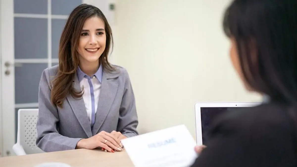 Tips interview kerja agar lolos HRD dimulai dari first impression, penampilan, hingga cara menjawab pertanyaan. Simak 7 langkah penting sebelum wawancara kerja.(pinterest)