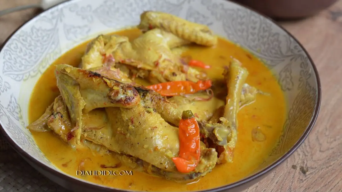 Ayam lodho kampung dimasak dengan cara tradisional menggunakan kayu bakar, santan, dan rempah lengkap. Simak resep, proses memasak, serta cerita kehidupan pedesaan yang menarik.(pinterest)