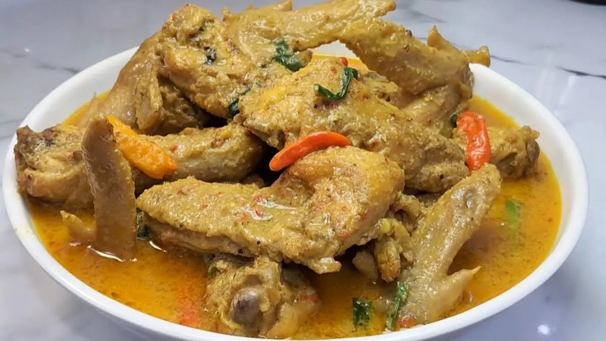 Ayam lodho khas Tulungagung ala Cece Romed Kitchen dimasak memakai ayam asap dan santan segar. Simak resep lengkap, bumbu, serta rahasia rasa gurih pedasnya.(pinterest)