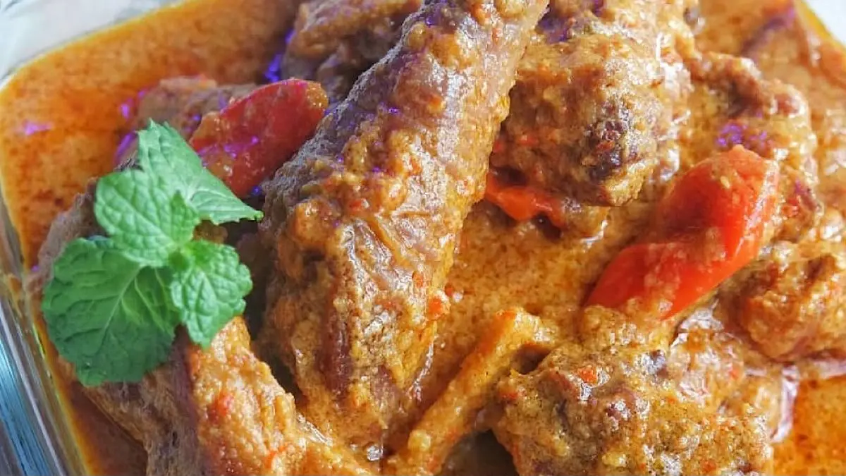 Ayam lodho khas Tulungagung ala Cece Romed Kitchen memakai ayam kampung asap, santan segar, dan rempah lengkap. Simak resep autentik serta rahasia aroma smoky-nya.(pinterest)