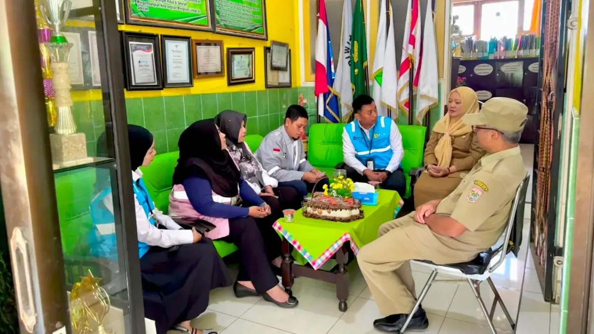 Dalam semangat HUT Ke-81 RI, PLN NP UP Brantas menyalurkan bantuan tambah daya listrik untuk 15 fasilitas umum dan sosial di Malang. Hadirkan listrik yang lebih andal demi mendukung pelayanan dan aktivitas masyarakat.