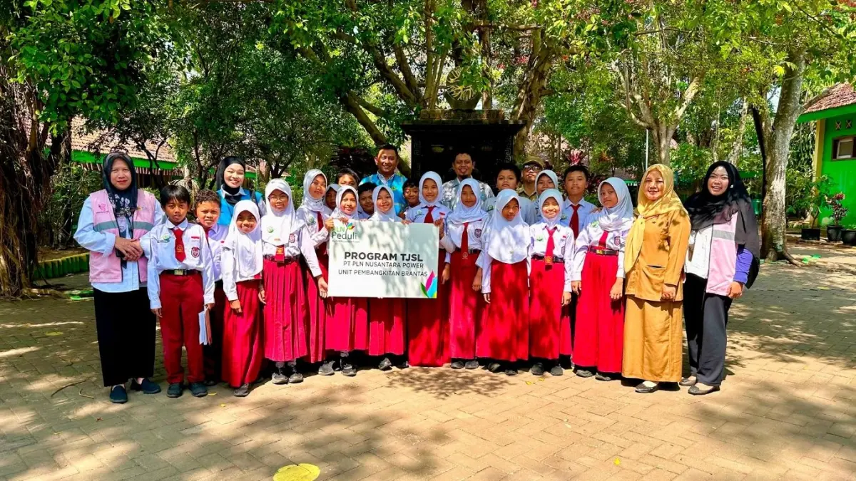 Dalam semangat HUT Ke-81 RI, PLN NP UP Brantas menyalurkan bantuan tambah daya listrik untuk 15 fasilitas umum dan sosial di Malang. Hadirkan listrik yang lebih andal demi mendukung pelayanan dan aktivitas masyarakat.
