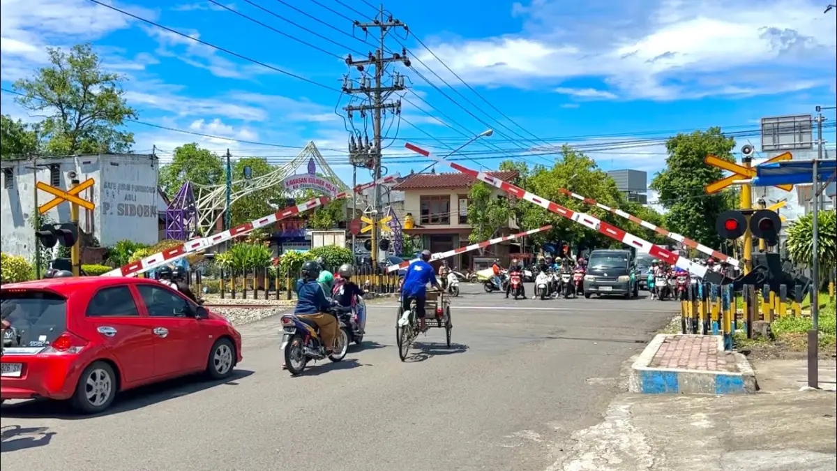 JPL 29 Tulungagung menjadi spot hunting kereta api yang menarik. Gajayana, Dhoho, Kahuripan, hingga Matarmaja terlihat melintas di dekat stasiun. (Youtube. com)