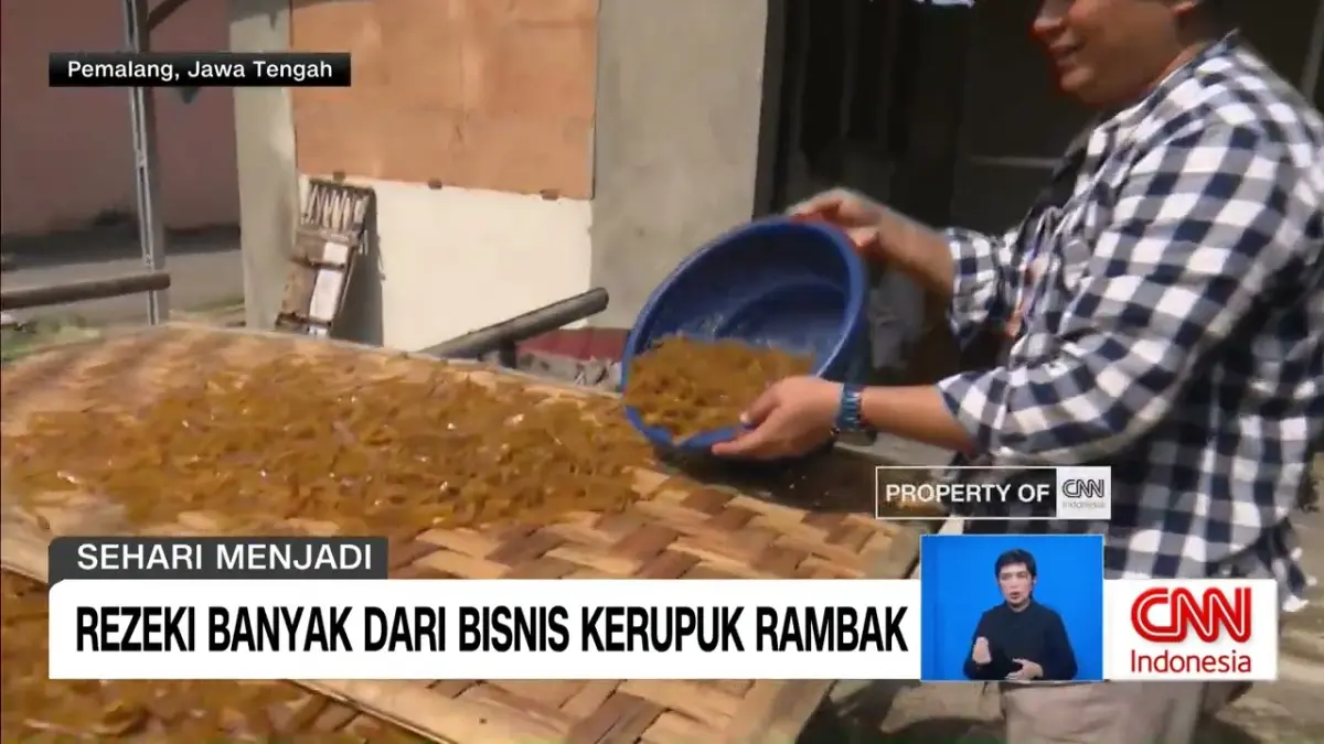 Kerupuk rambak Pemalang dibuat lewat proses panjang, mulai dari adonan, tiga tahap penjemuran hingga dua kali penggorengan. Begini rahasia kriuknya. (Youtube. com)
