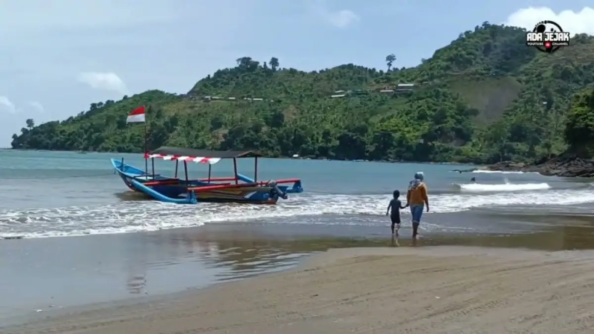 Pantai Gemah Tulungagung menawarkan tiket Rp15 ribu, garis pantai 2 km, serta ATV, sepeda motor dan perahu untuk wisatawan.