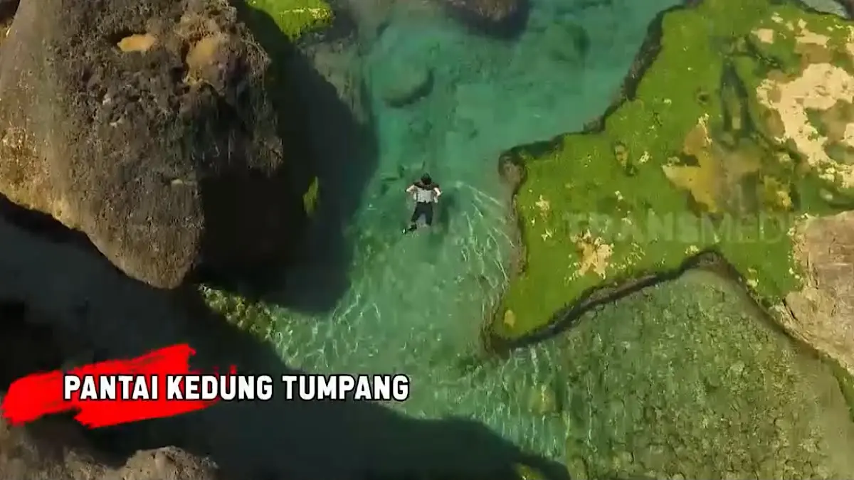 Pantai Kedung Tumpang di Tulungagung menawarkan laguna alami yang memukau. Simak pesona, jalur menuju lokasi, bahaya ombak besar, serta mitos unik yang masih dipercaya.(SC Youtube)