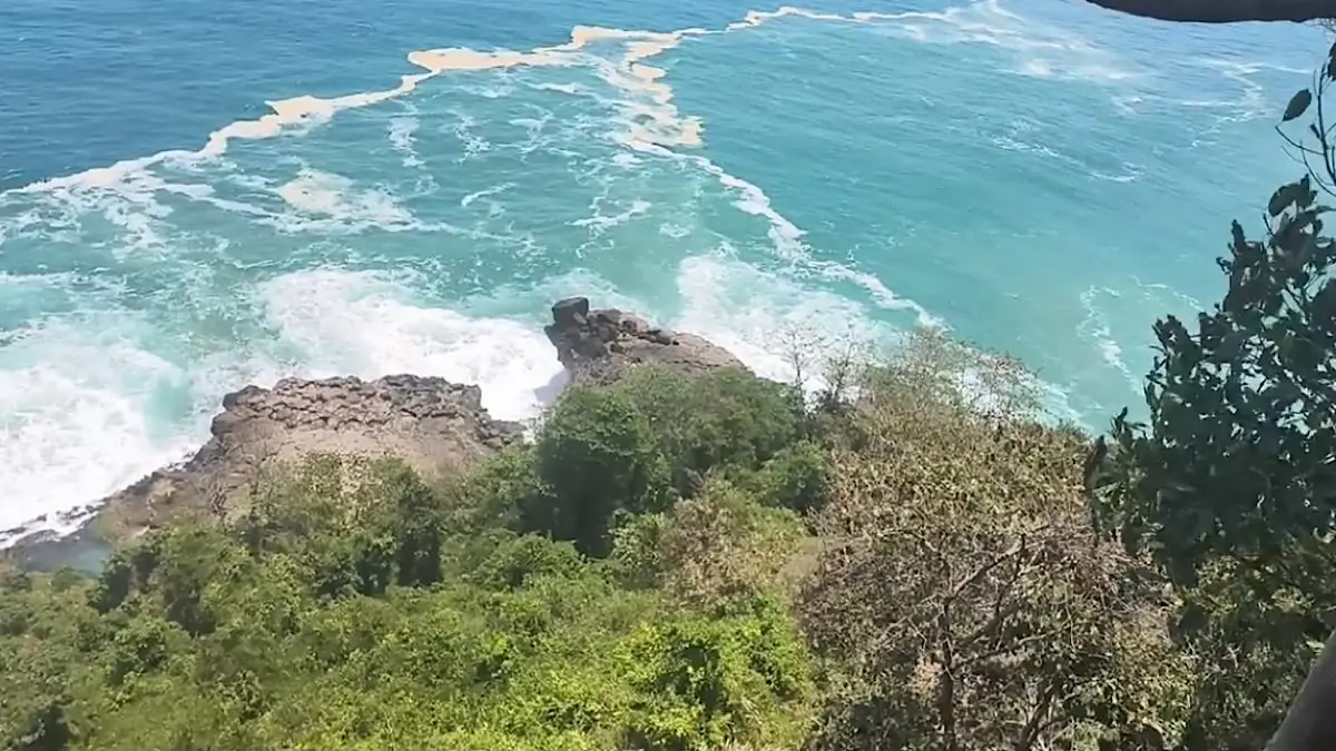 Pantai Kedung Tumpang Tulungagung kembali viral setelah wisatawan terseret ombak. Simak kronologi pencarian korban, aturan terbaru, serta mitos yang berkembang di lokasi.(SC Youtube)