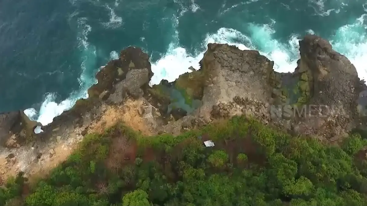 Pantai Kedung Tumpang Tulungagung menawarkan laguna alami yang indah dengan jalur ekstrem dan panorama memukau. Simak pesona, fasilitas, serta peringatan bahaya ombaknya.(SC Youtube)