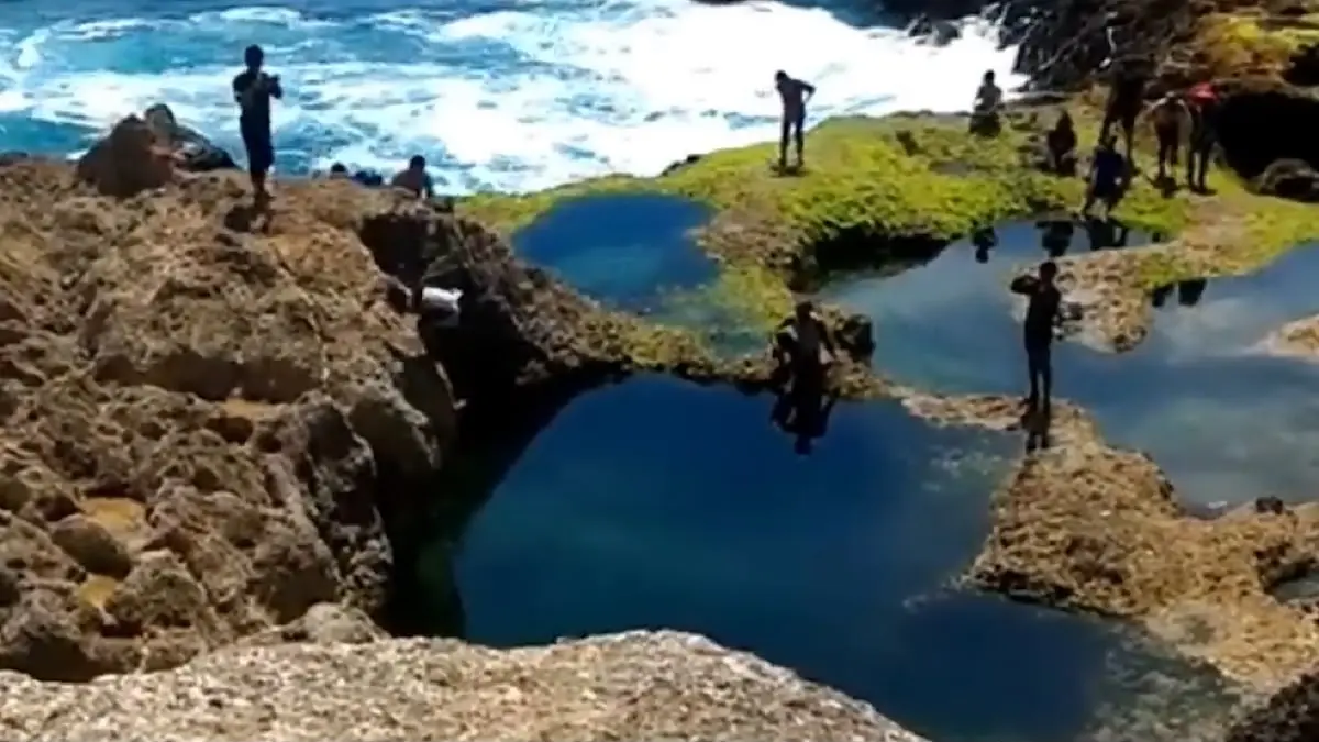 Pantai Kedung Tumpang Tulungagung menawarkan laguna alami yang indah, tetapi menyimpan bahaya ombak besar. Simak fakta, mitos, dan tips aman sebelum berkunjung.(SC Youtube)