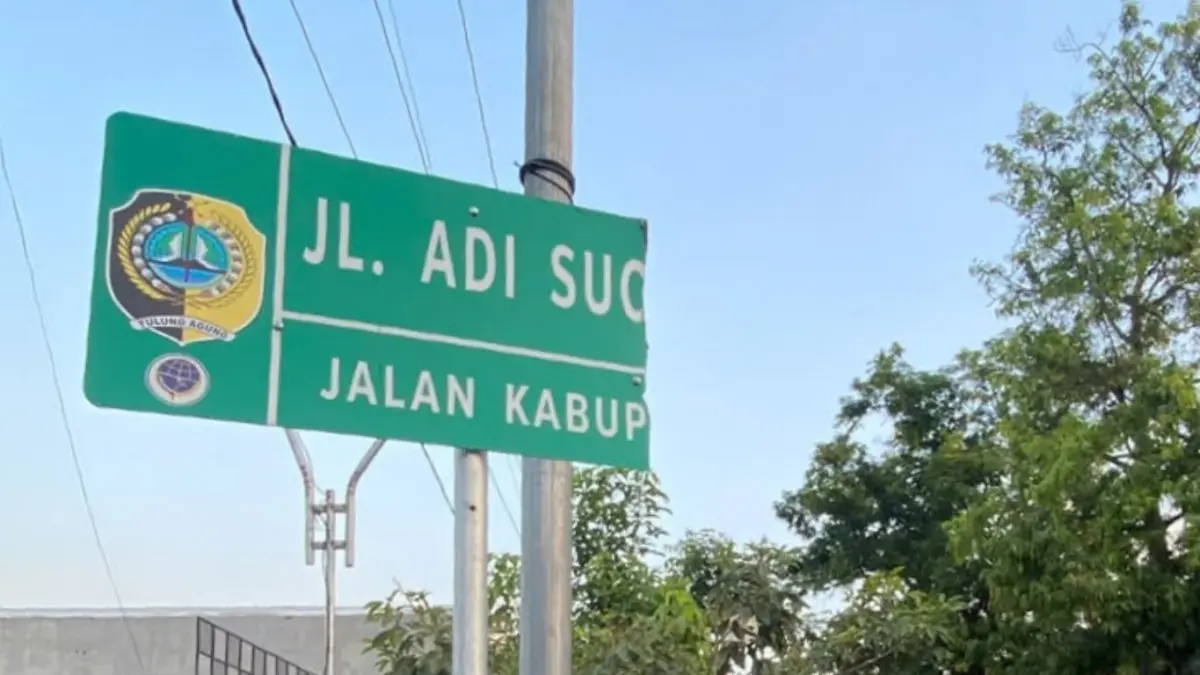 Papan nama Jalan Adi Sucipto yang tersisa setengah karena tersenggol kendaraan besar. Padahal, rambu model baru ini belum lama dipasang.(DR PERDANA/RADAR TULUNGAGUNG)
