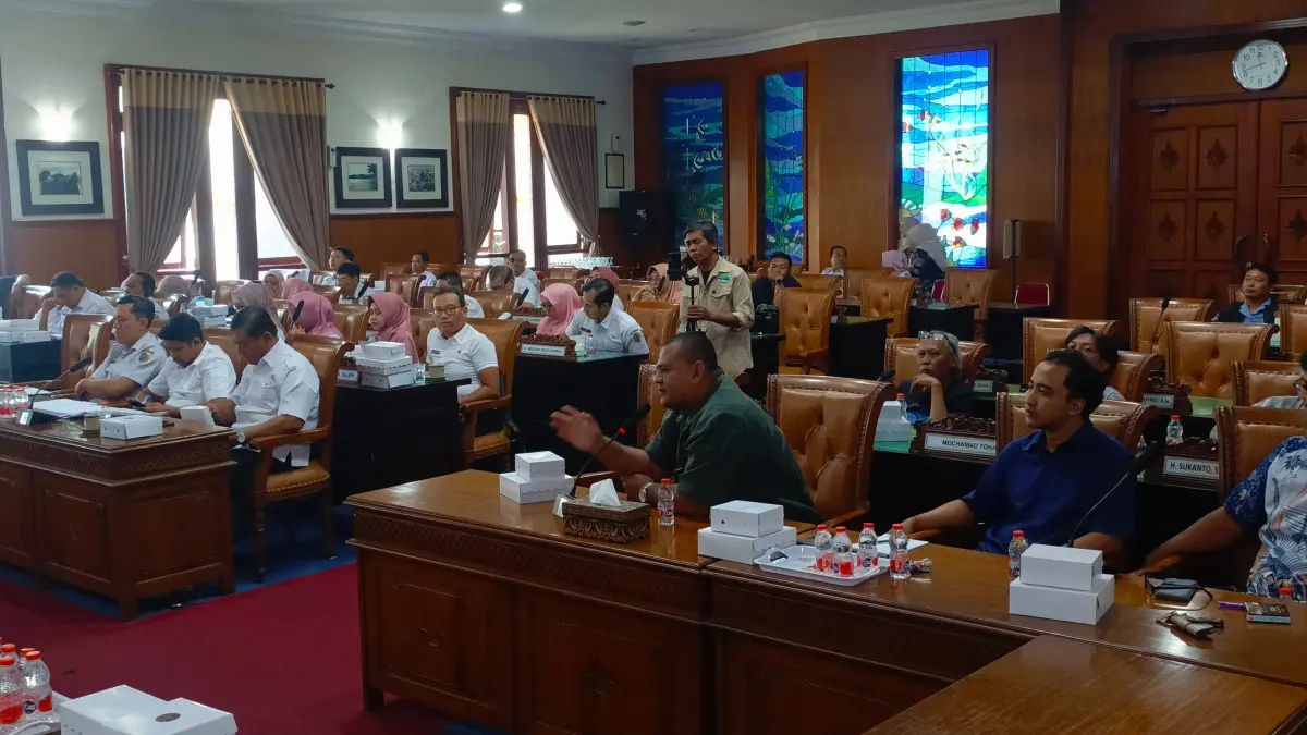 Perwakilan BADAK melontarkan aspirasi mengenai 
SiLPA tahun anggaran 2025 di hearing yang digelar di kantor DPRD 
 Tulungagung.