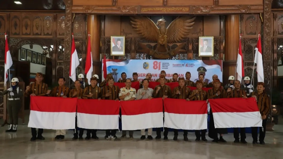 Plt Bupati Tulungagung Ahmad Baharudin membagikan bendera kepada para camat di Tulungagung. (PROKOPIM)