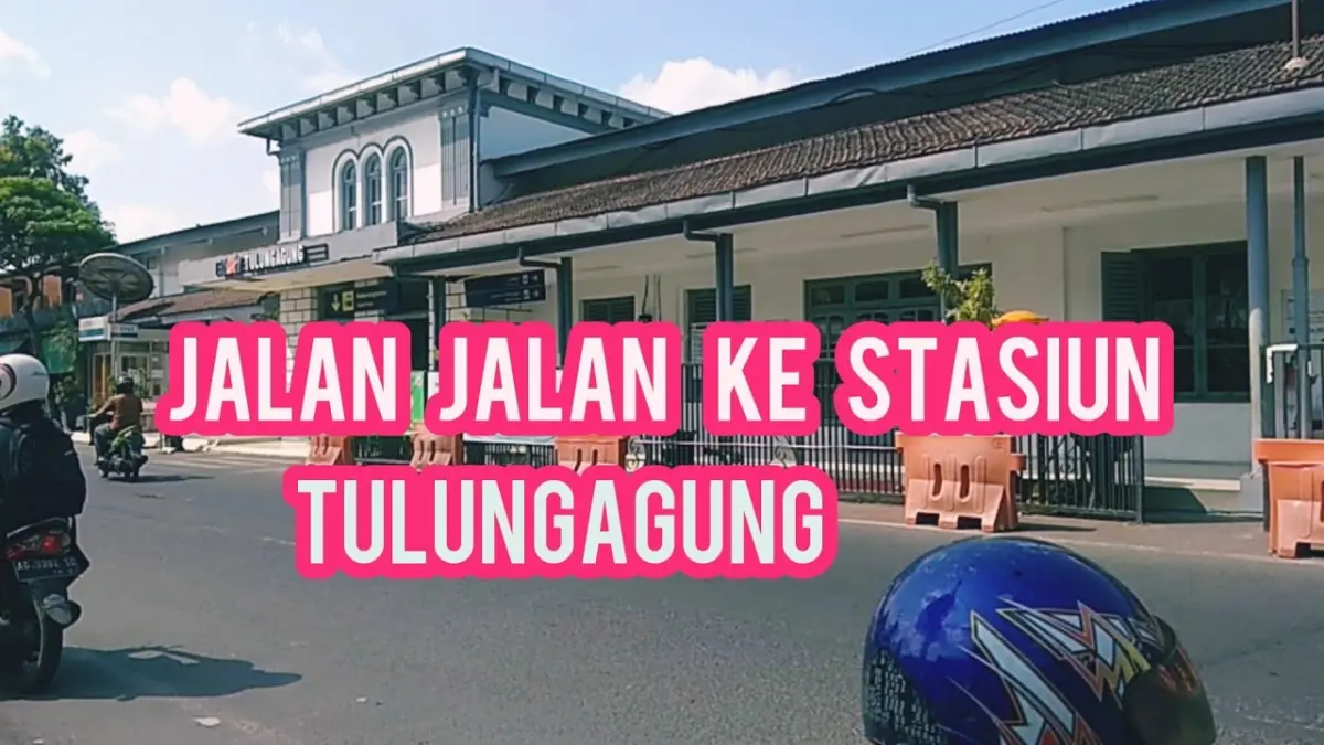 Stasiun Tulungagung ramai penumpang yang hendak ke Surabaya. Tiket kereta ekonomi disebut hanya Rp15 ribu, dengan perjalanan dimulai dari pusat kota. (Youtube. com)