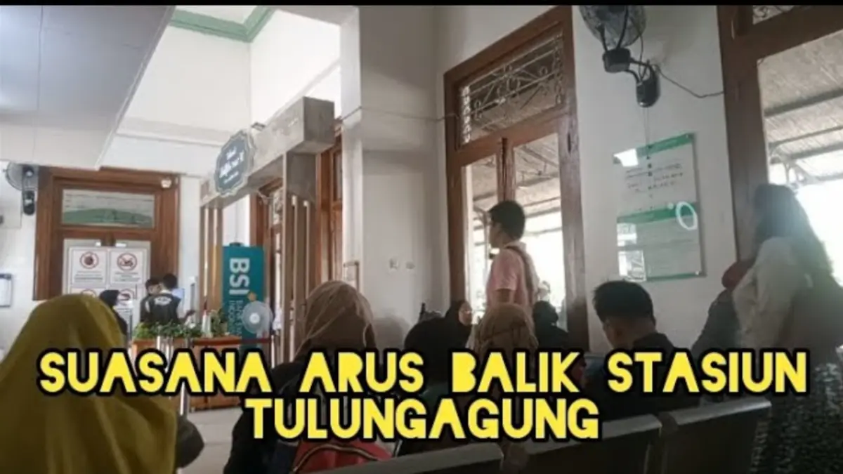 Stasiun Tulungagung saat arus balik ternyata tak seramai terminal bus. Penumpang masih relatif lengang, sementara Roti O jadi pilihan camilan saat menunggu kereta. (Youtube. com)