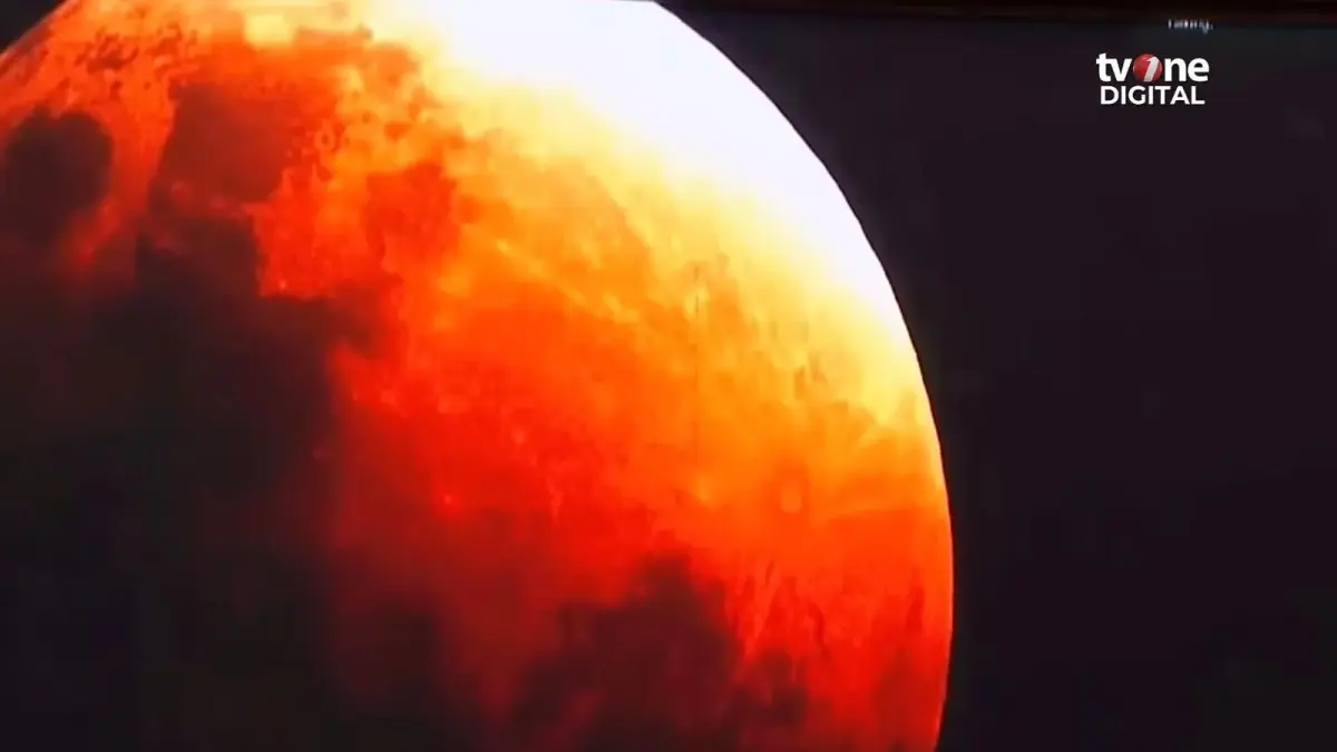 Fenomena Gerhana Matahari Total akan kembali menghiasi langit dunia pada 12 Agustus 2026. Meski Indonesia tidak berada di jalur totalitas, peristiwa astronomi ini tetap menjadi sorotan karena akan melintasi Greenland, Islandia, hingga Spanyol dan disaksikan jutaan pengamat langit dari berbagai negara. Jangan lupa, pengamatan gerhana harus menggunakan kacamata khusus demi melindungi mata dari paparan sinar Matahari.